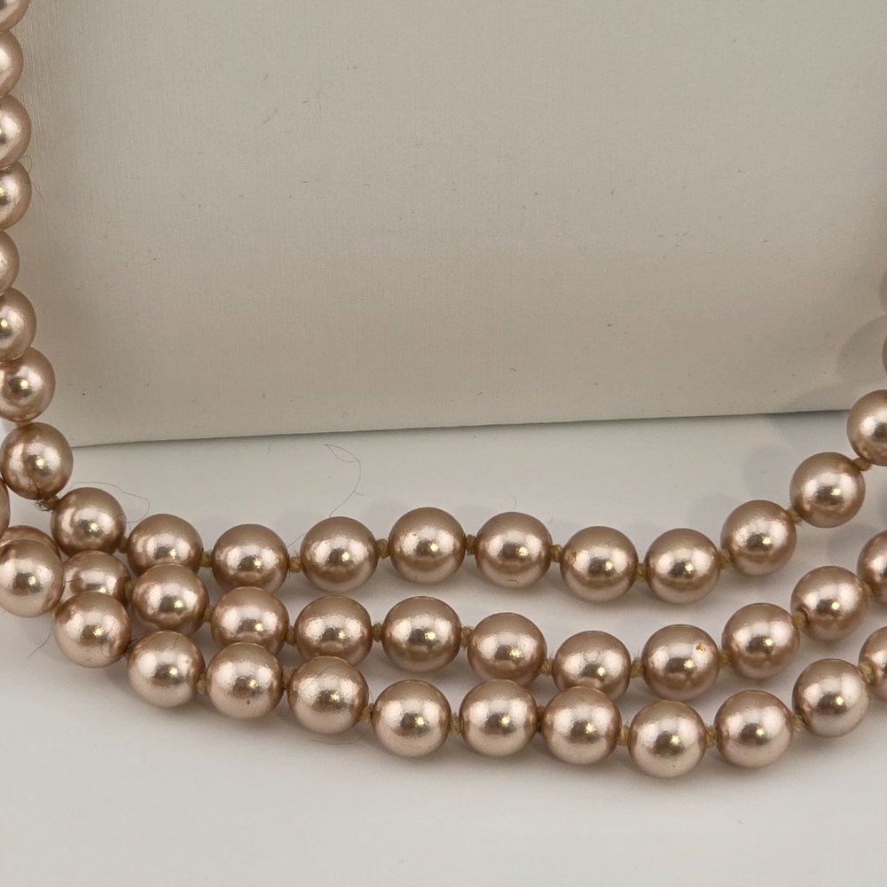 Long 40" Fabulous Glass 3 strand pearl necklace - Signed Nolan Miller - Picture 2 of 6